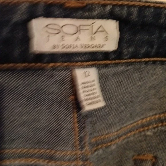 Sofia Vergara Women's Gabriella Mid Rise Denim Roll Cuff Shorts - Size 12 - Picture 3 of 5